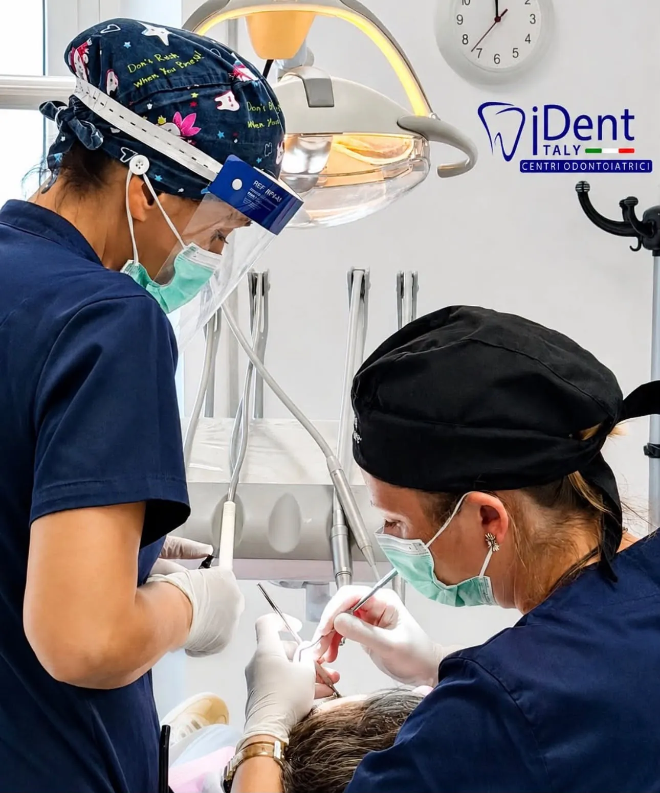 Due professioniste Italydent al lavoro su un paziente